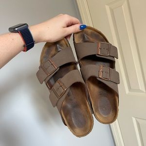 BIRKENSTOCK WOMENS ARIZONA SLIDE SANDAL - MOCHA